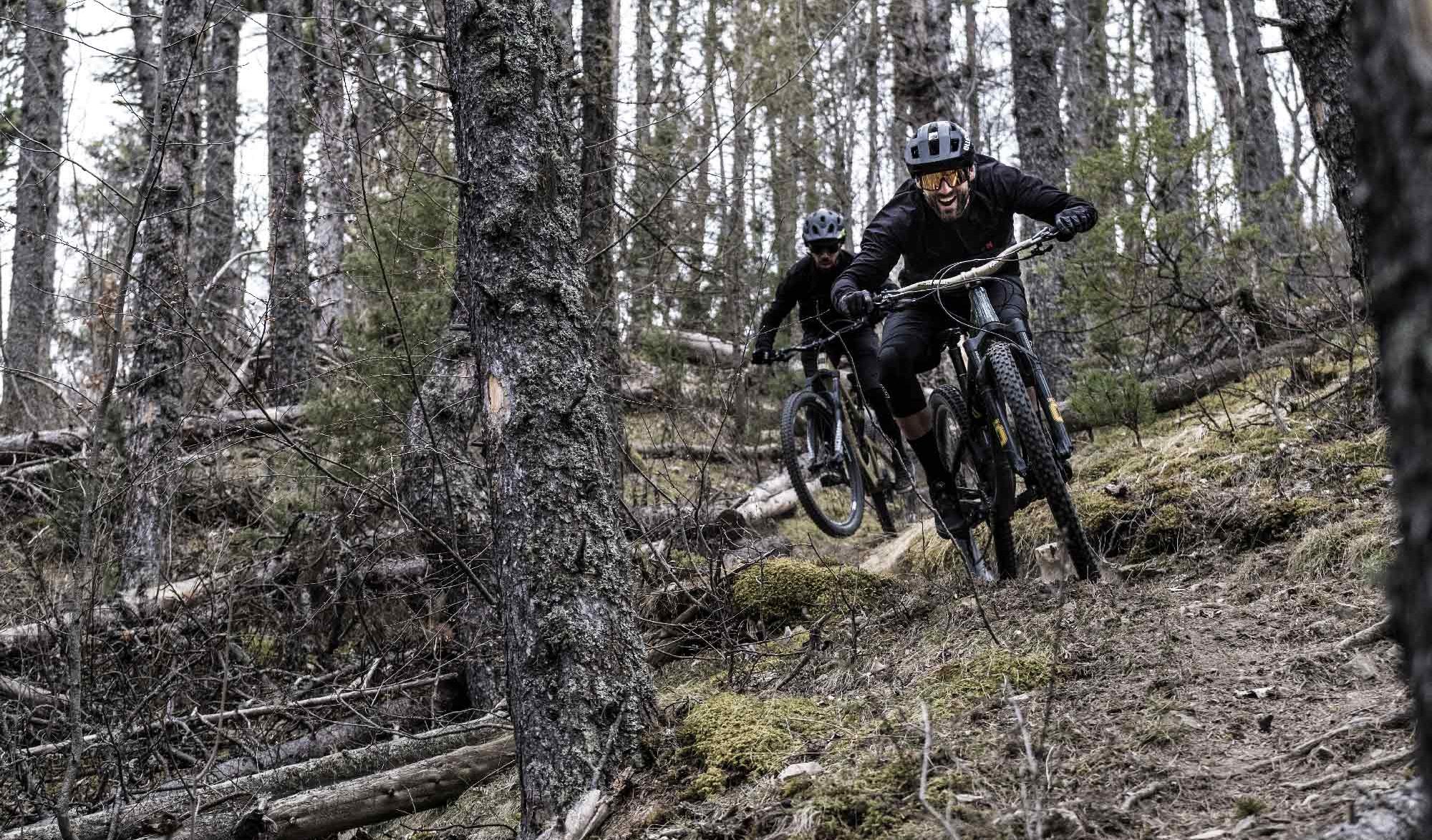Kilian Bron ride en forêt