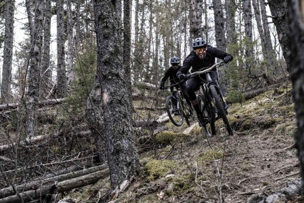 Kilian Bron ride en forêt