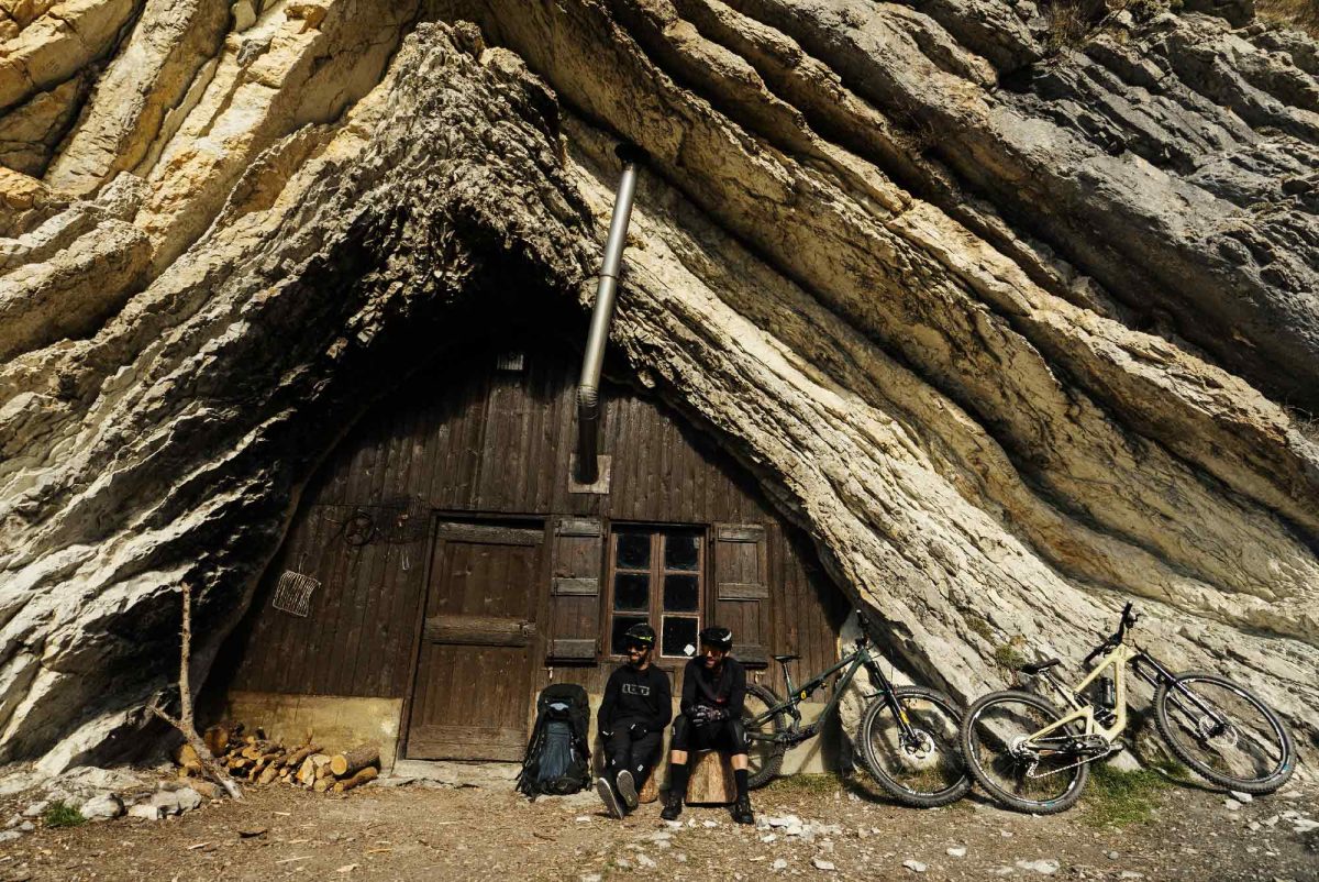 Refuge de gnome dans les falaises de grès d'Annot