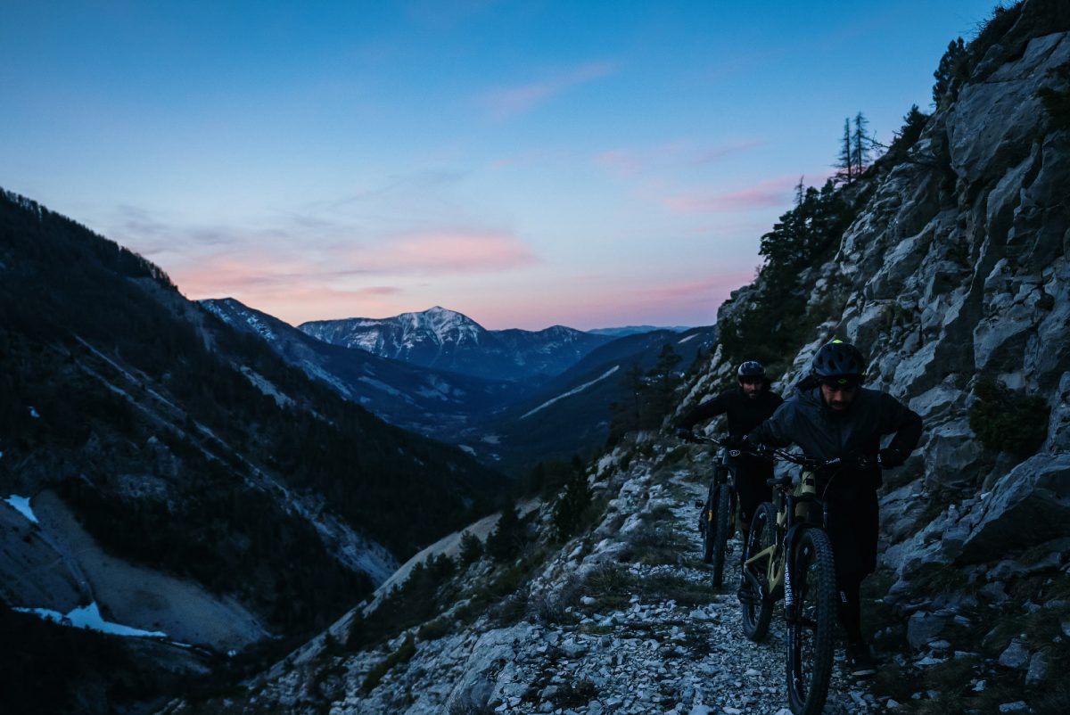 Kilian Bron et Maxime Peythieu sur les sentiers près d’Annot, dans les Alpes de Hautes-Provence