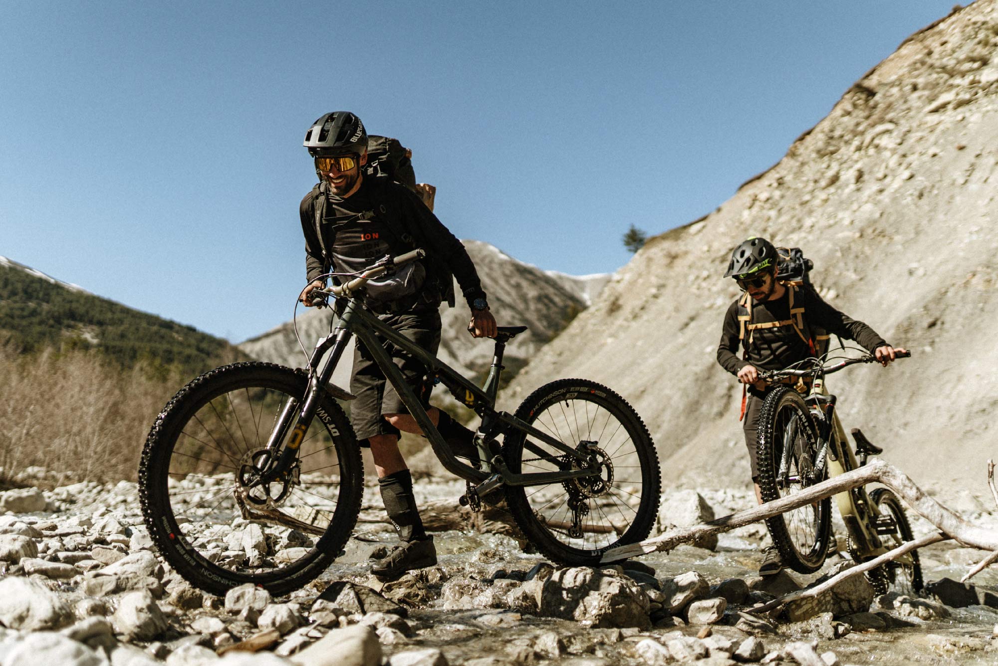 Kilian Bron et Maxime Peythieu sur les sentiers près d’Annot, dans les Alpes de Hautes-Provence