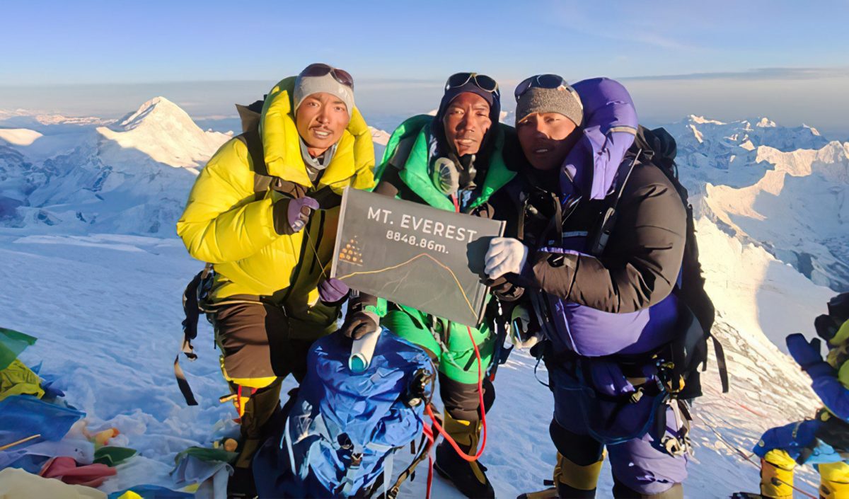 Kami Rita Kami Rita Sherpa atteint le sommet de l'Everest pour la 25ème fois