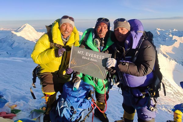 Kami Rita Kami Rita Sherpa atteint le sommet de l'Everest pour la 25ème fois