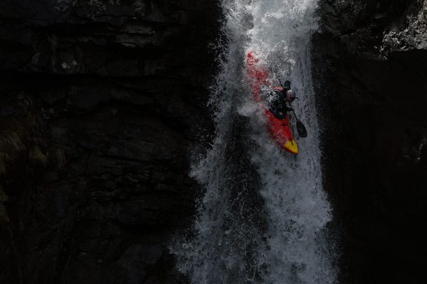 Nouria Newman saute une chute de 23 mètres dans les Hautes-Alpes