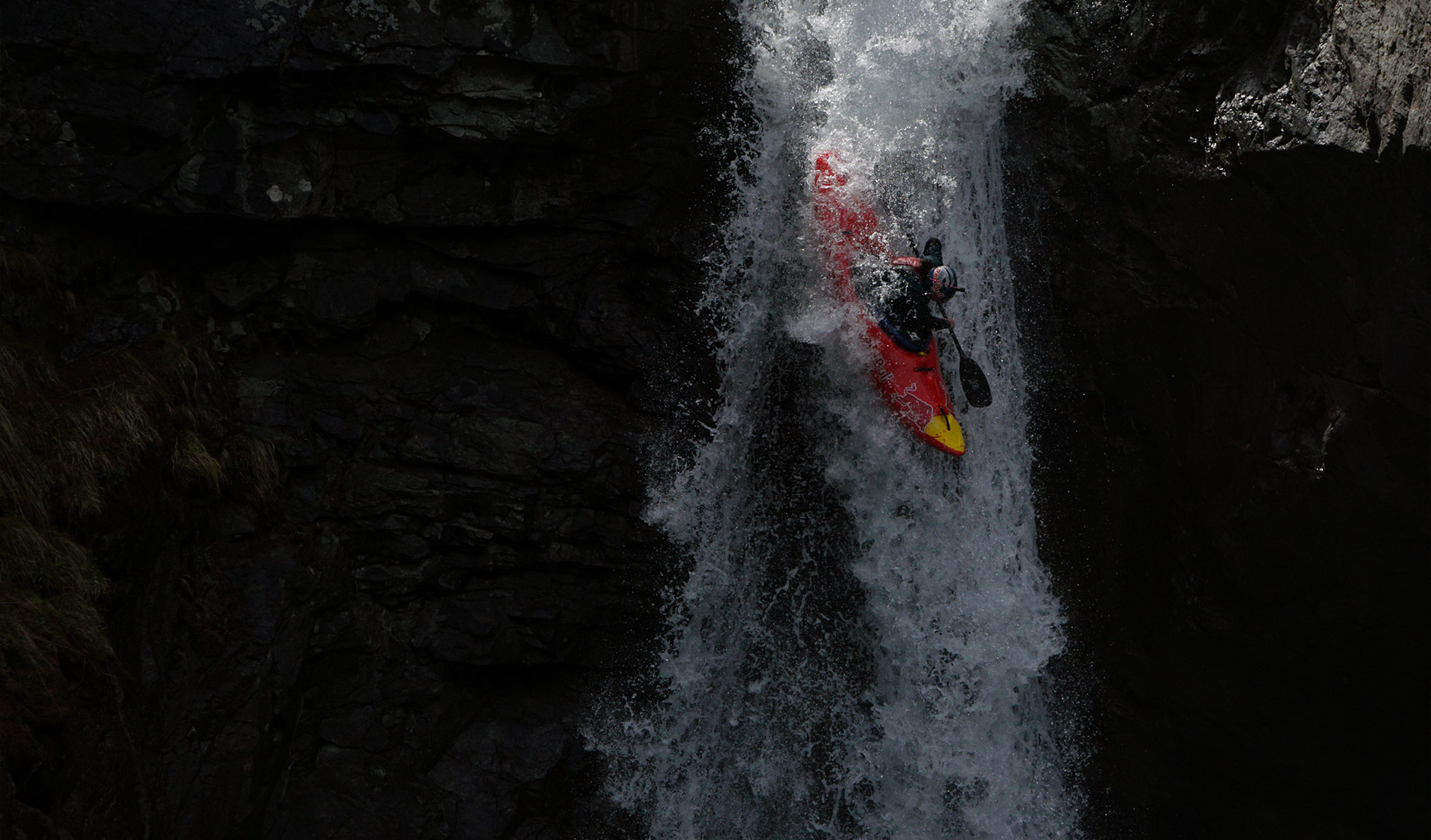 Nouria Newman saute une chute de 23 mètres dans les Hautes-Alpes