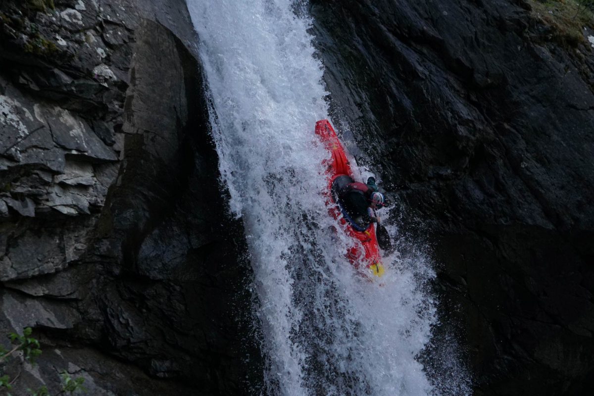 Nouria Newman saute une chute de 23 mètres dans les Hautes-Alpes