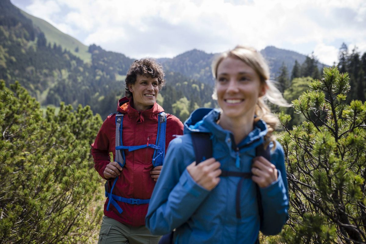 Couple en randonnée en montagne