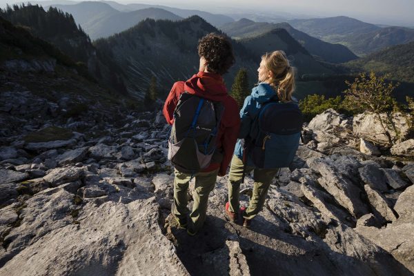 Couple en randonnée en montagne