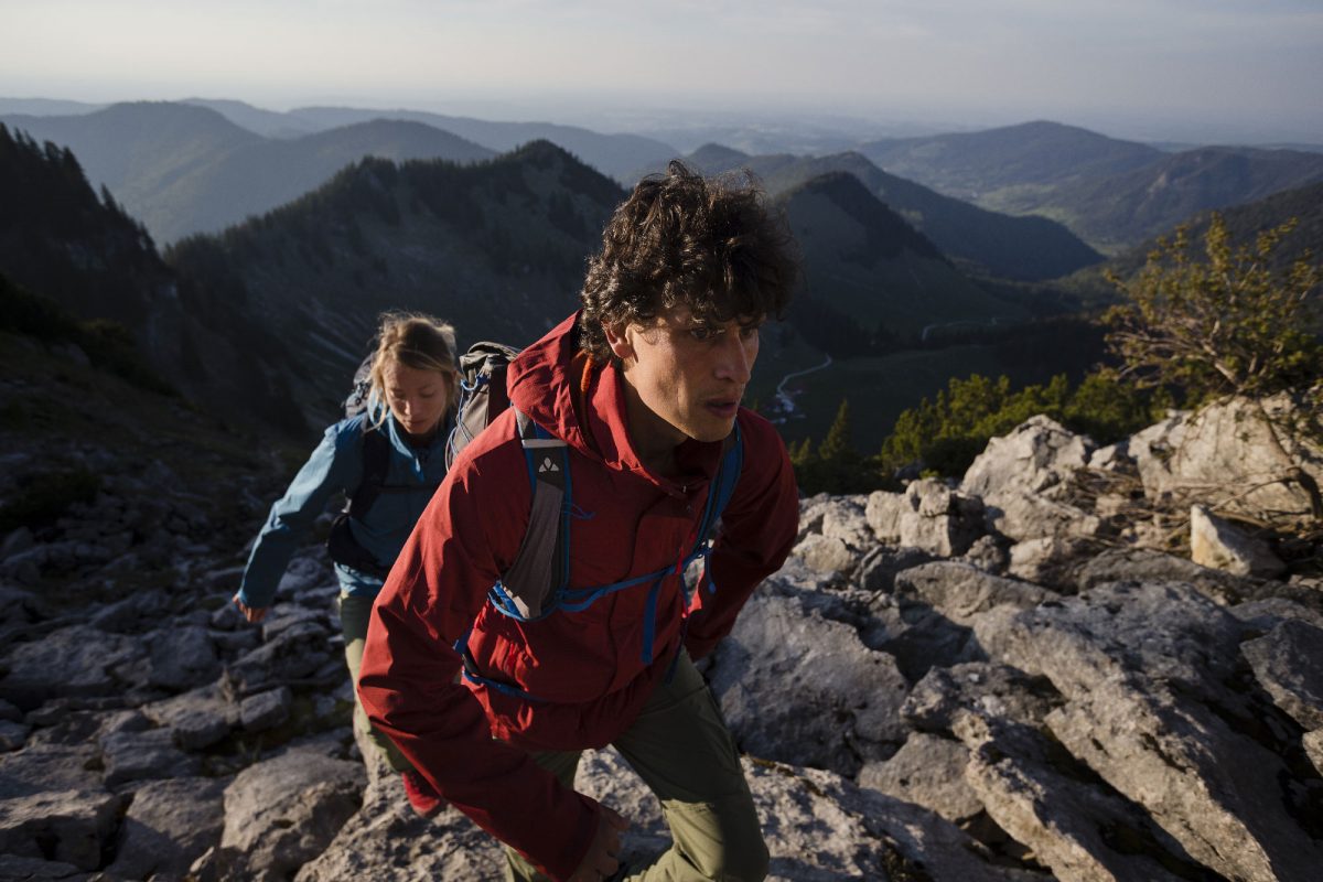 Couple en randonnée en montagne