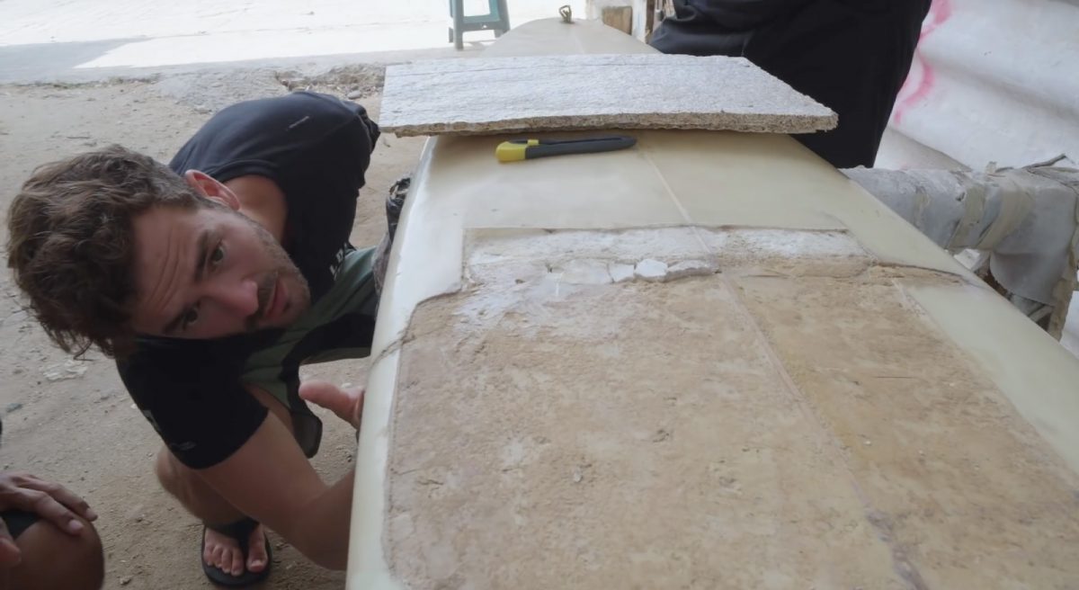 Réparation d'une plante de surf avec un panneau de mycélium