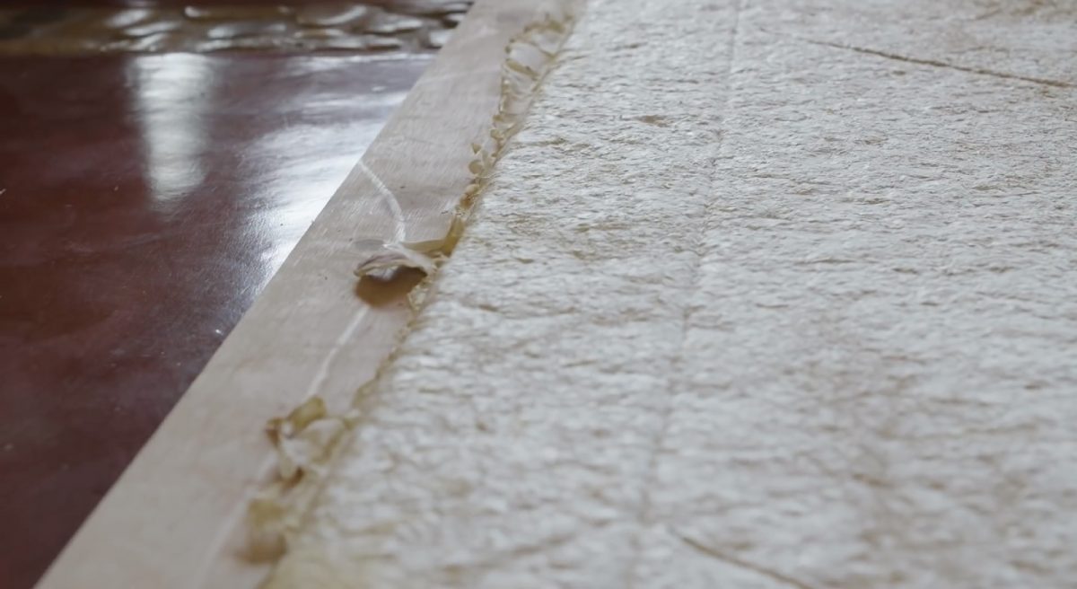 Réparation d'une plante de surf avec un panneau de mycélium