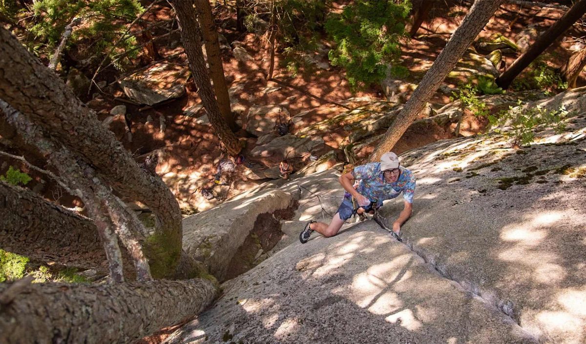 Josh Ourada escalade une voie au Yosemite