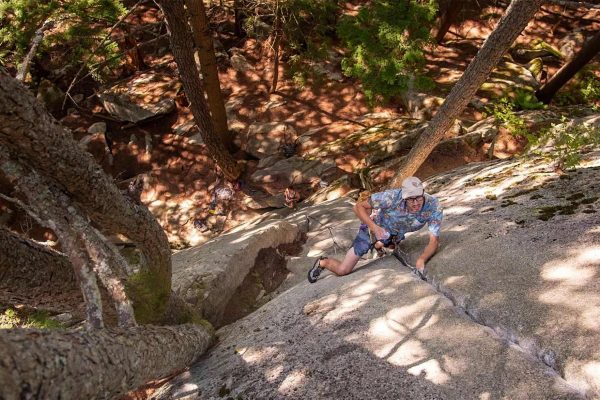 Josh Ourada escalade une voie au Yosemite