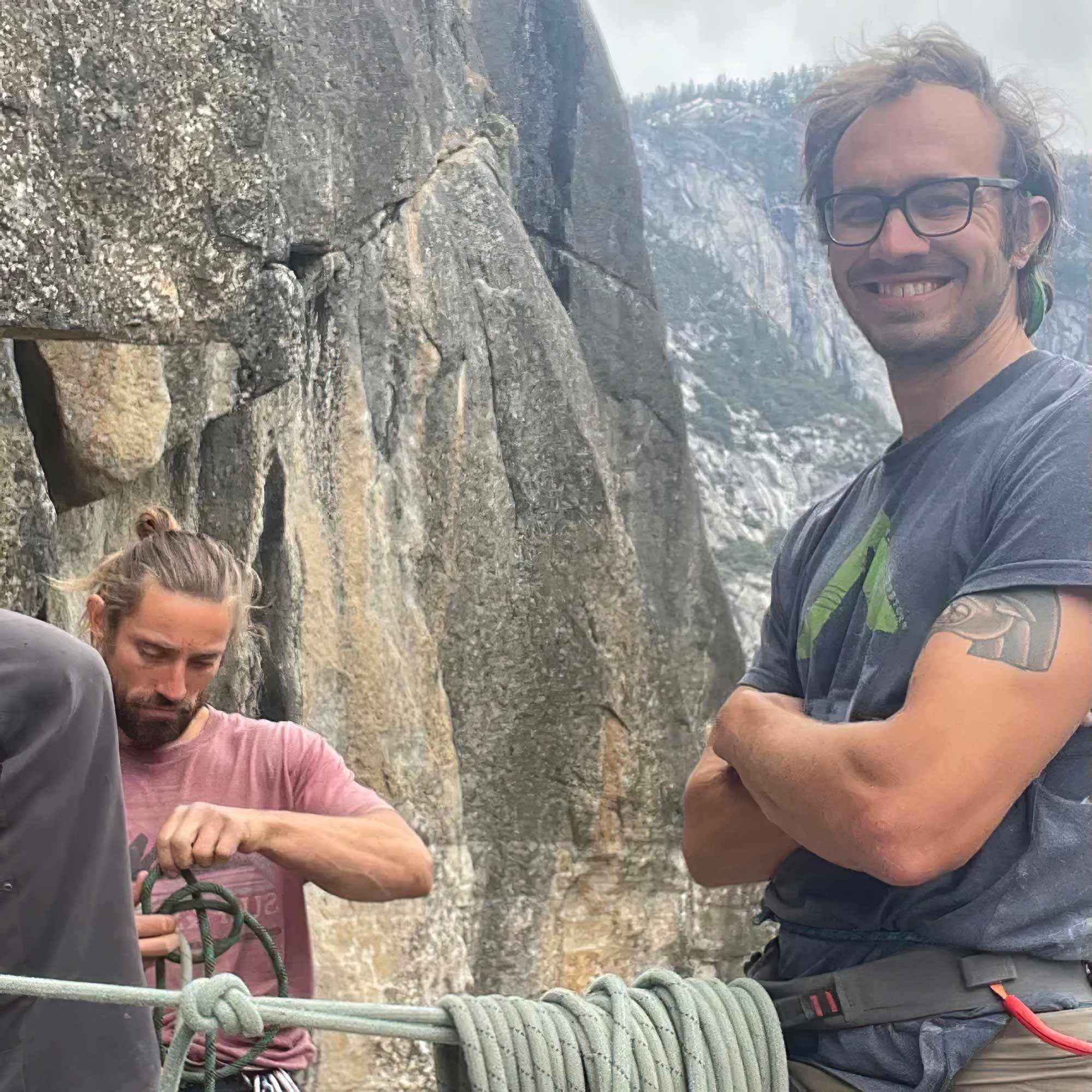 Josh Ourada escalade une voie au Yosemite avec un ami