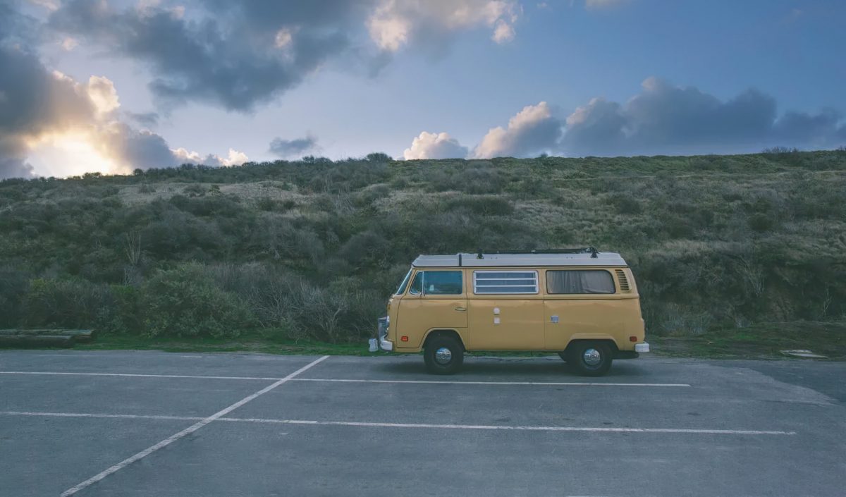 van garé sur un parking