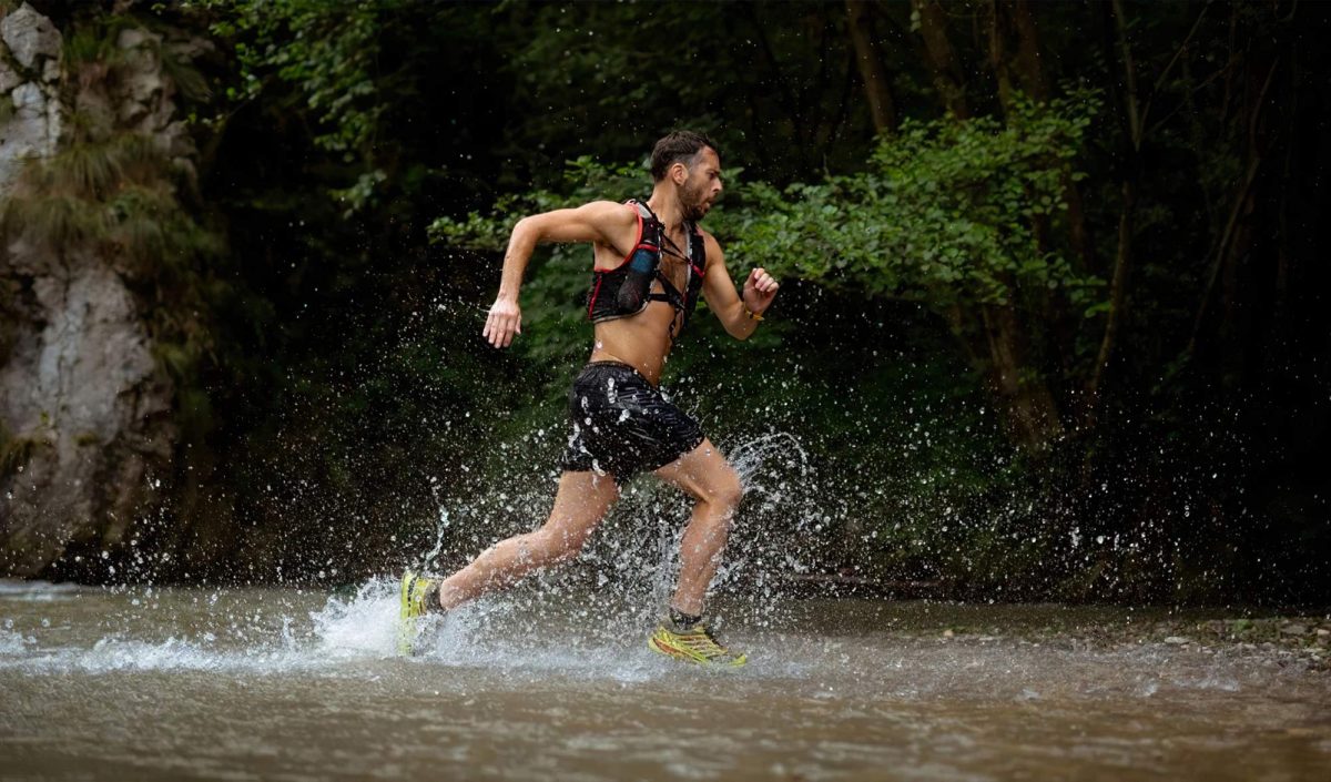 trail runner Courant dans l'eau