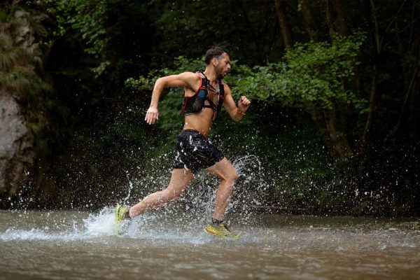 trail runner Courant dans l'eau