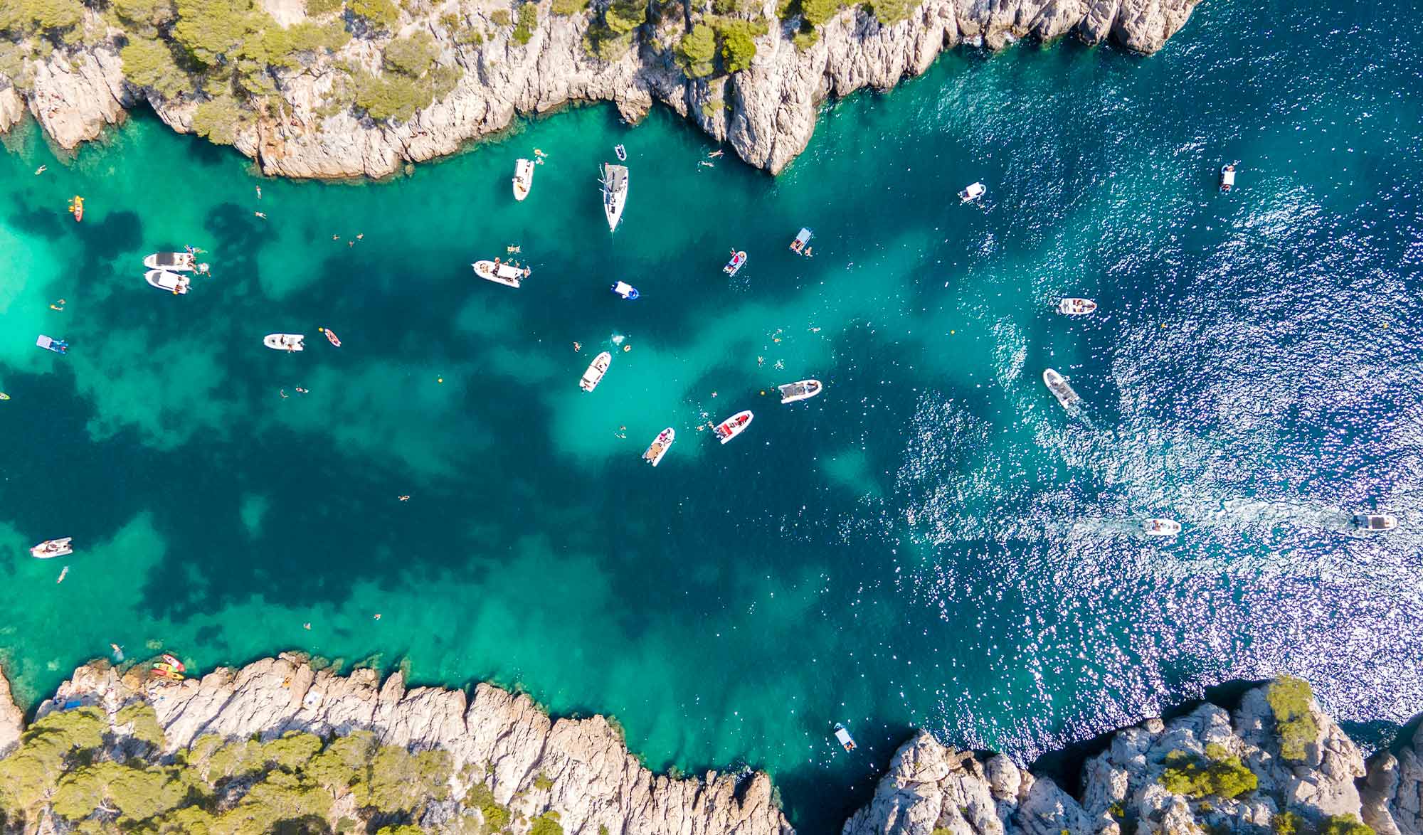 Calanques de Marseille vue du ciel avec une forte affluence de bateaux