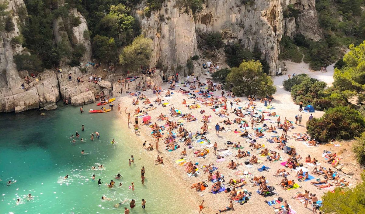 Forte affluence sur une plage des calanque de Marseille