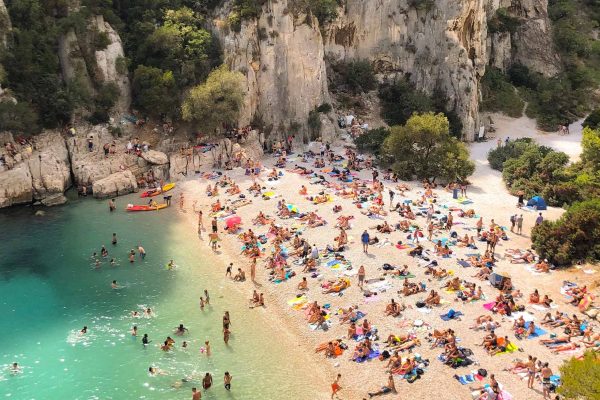 Forte affluence sur une plage des calanque de Marseille