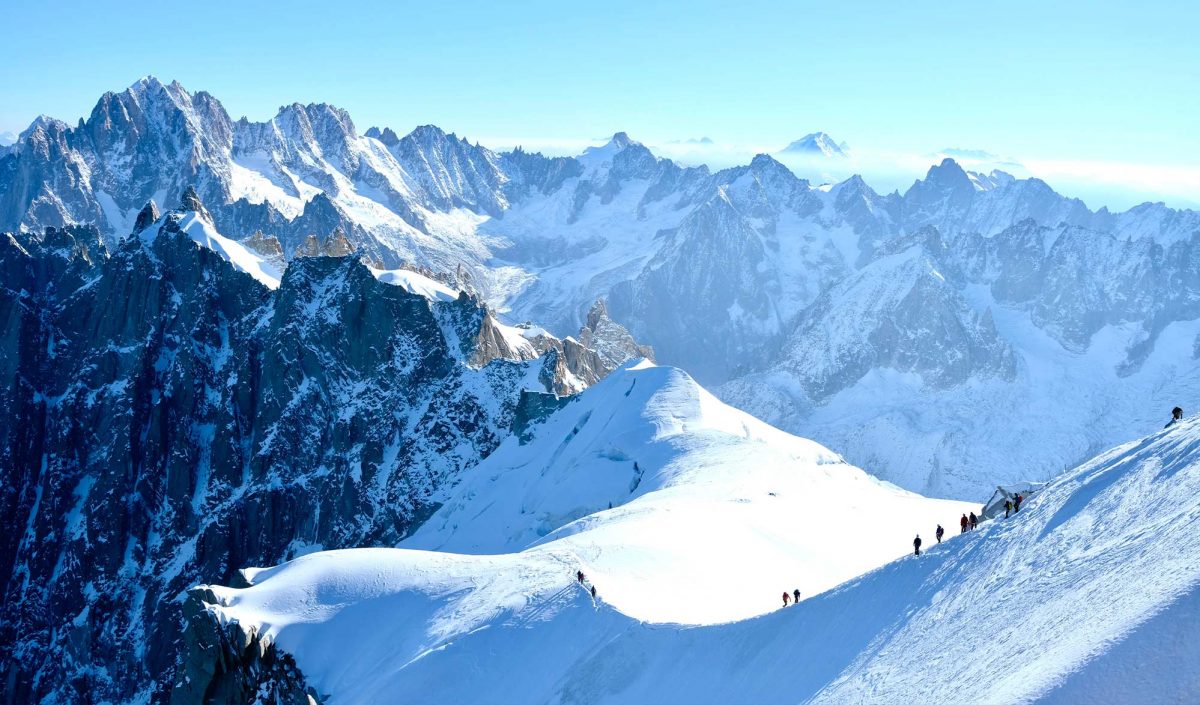 Cordées d'alpinistes sur l'arête de l'aiguille du midi