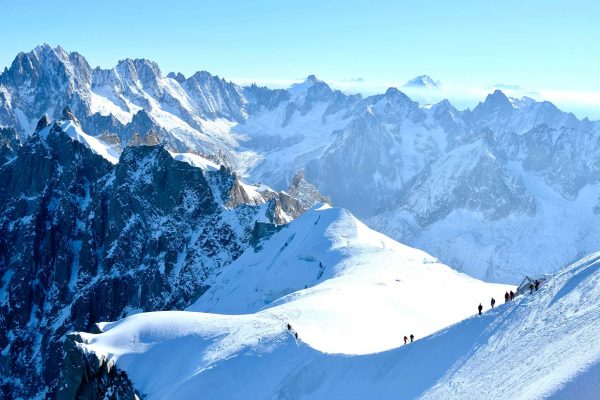 Cordées d'alpinistes sur l'arête de l'aiguille du midi