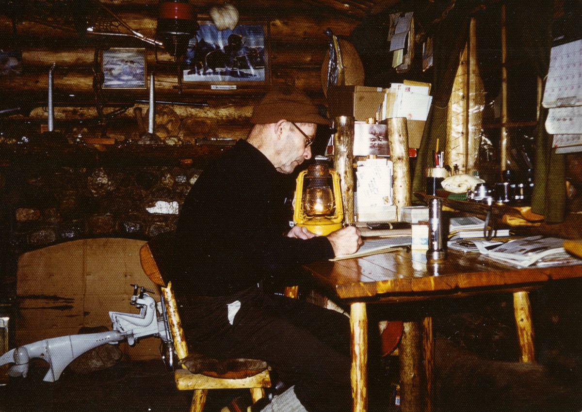 Dick Proenneke dans cabane en rondin en alaska