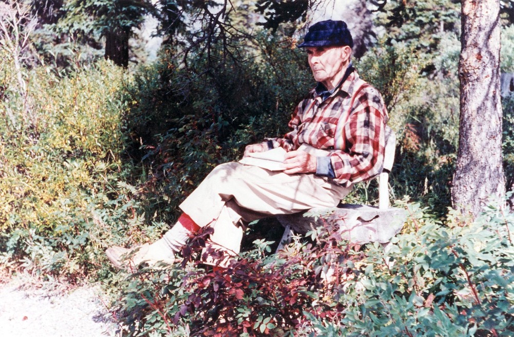 Dick Proenneke sous un arbre en Alaska