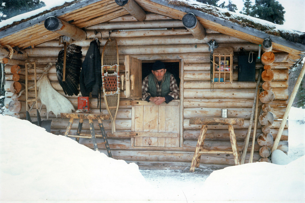 Dick Proenneke à la porte de sa cabane en rondin en alaska
