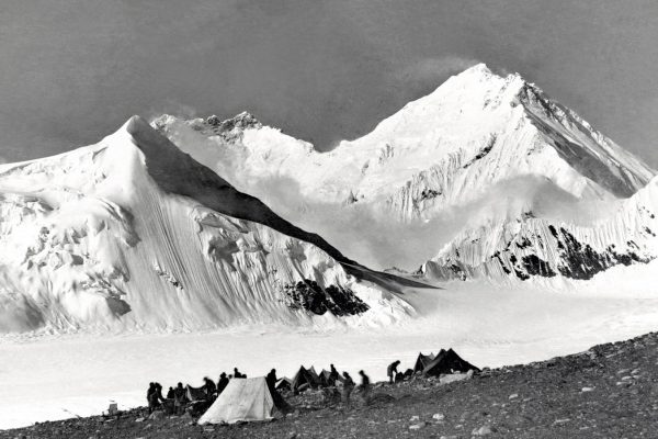 Vue sur l'Everest depuis un camp à 6000m d'altitude