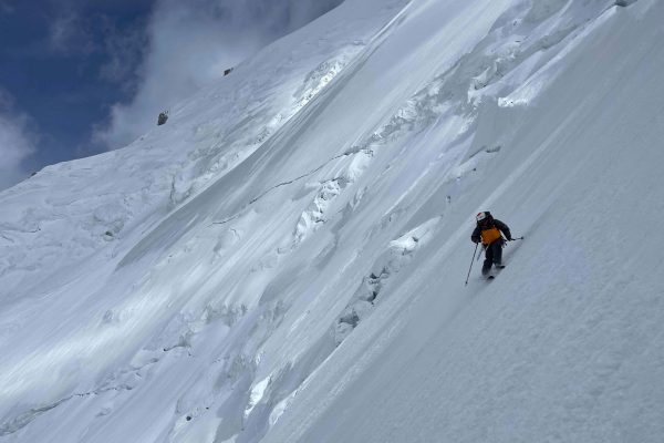 Skieur alpiniste ouverture à ski au Gasherbrum II