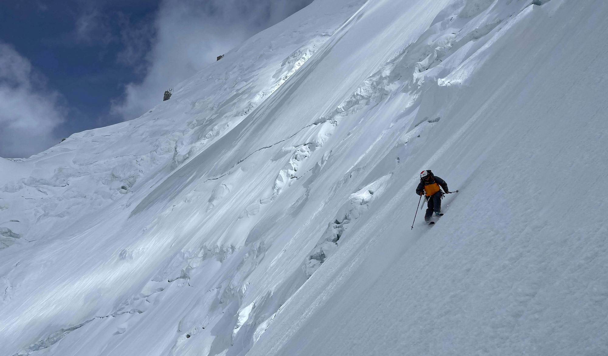 Skieur alpiniste ouverture à ski au Gasherbrum II
