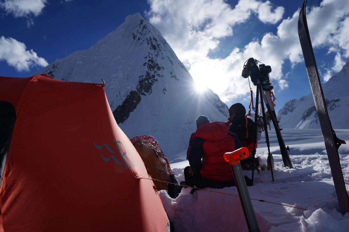 Groupe d'alpiniste bivouac ouverture à ski au Gasherbrum II