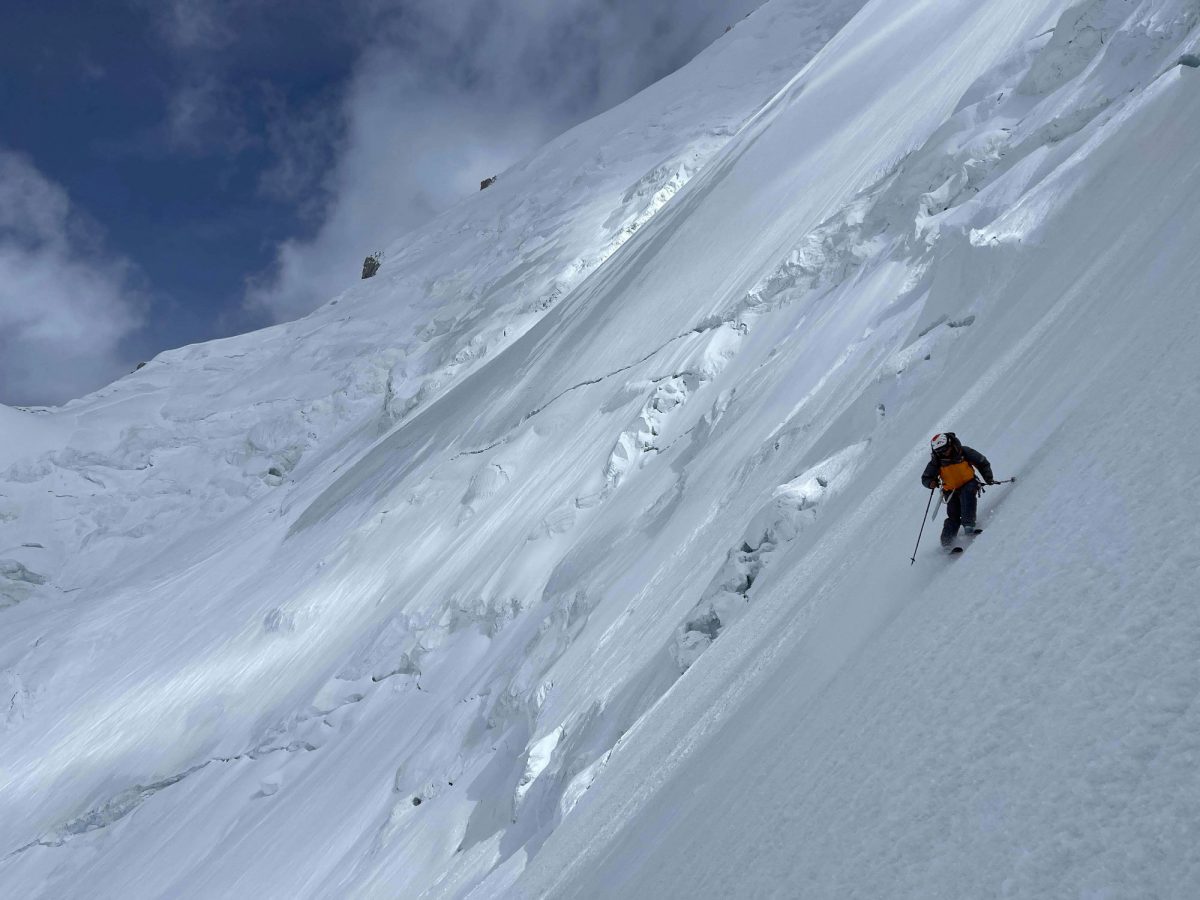 Skieur alpiniste ouverture à ski au Gasherbrum II