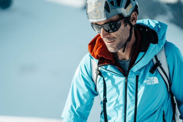 Hervé Barmasse alpiniste portant les lunettes Julbo Shield M