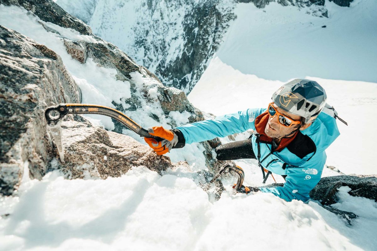 Hervé Barmasse alpiniste portant les lunettes Julbo Shield M