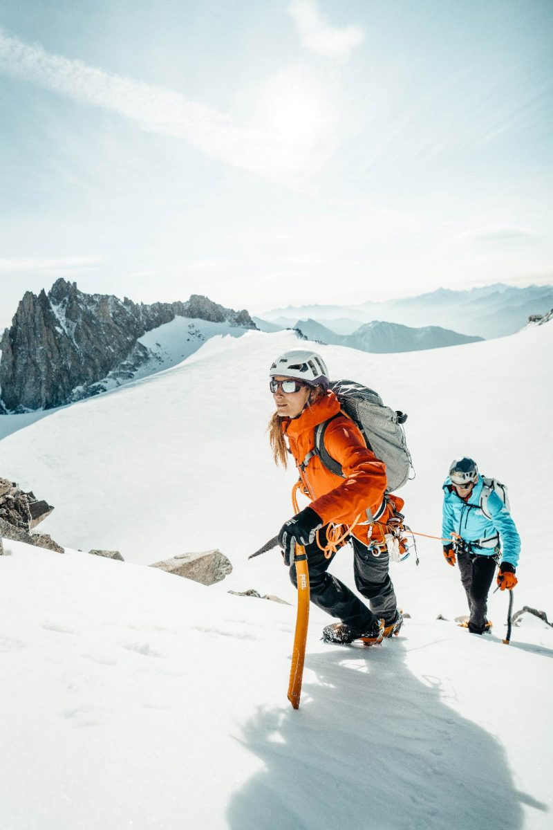 Hervé Barmasse et Lise Billon alpinistes portant les lunettes Julbo Shield M