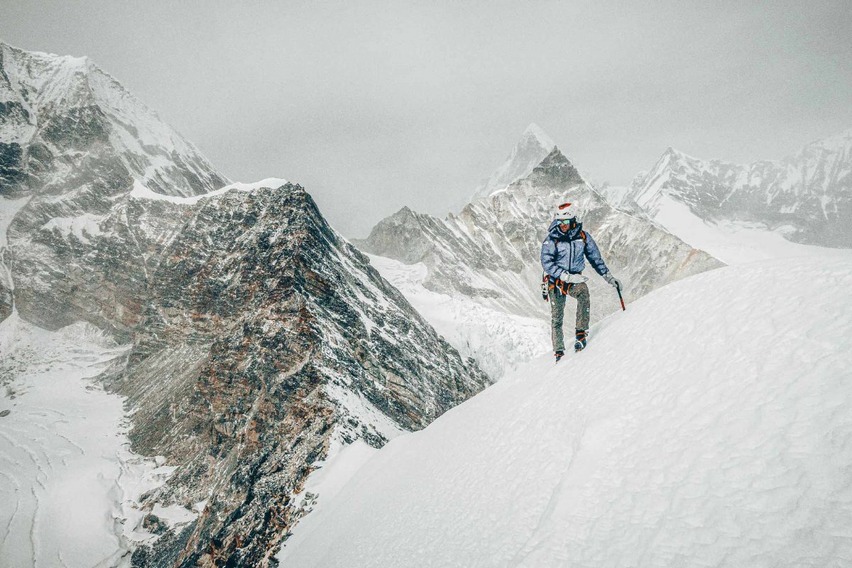 Hervé Barmasse alpiniste portant les lunettes Julbo Shield M