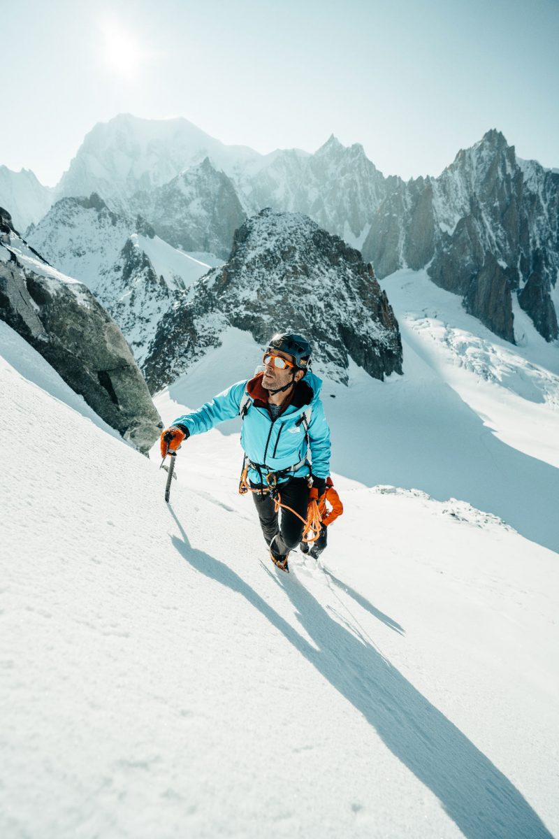 Hervé Barmasse alpiniste portant les lunettes Julbo Shield M