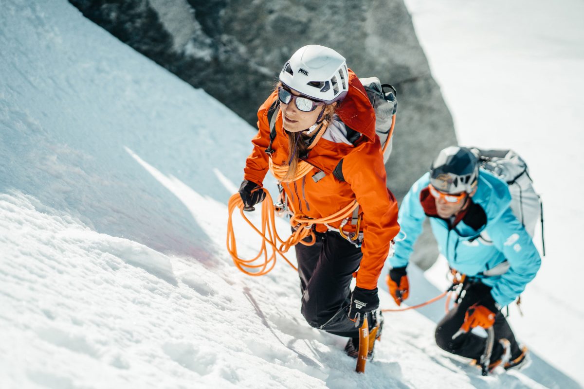 Hervé Barmasse et Lise Billon alpinistes portant les lunettes Julbo Shield M