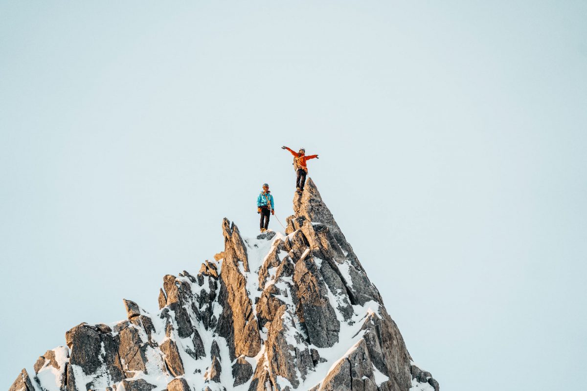 Hervé Barmasse et Lise Billon alpinistes portant les lunettes Julbo Shield M