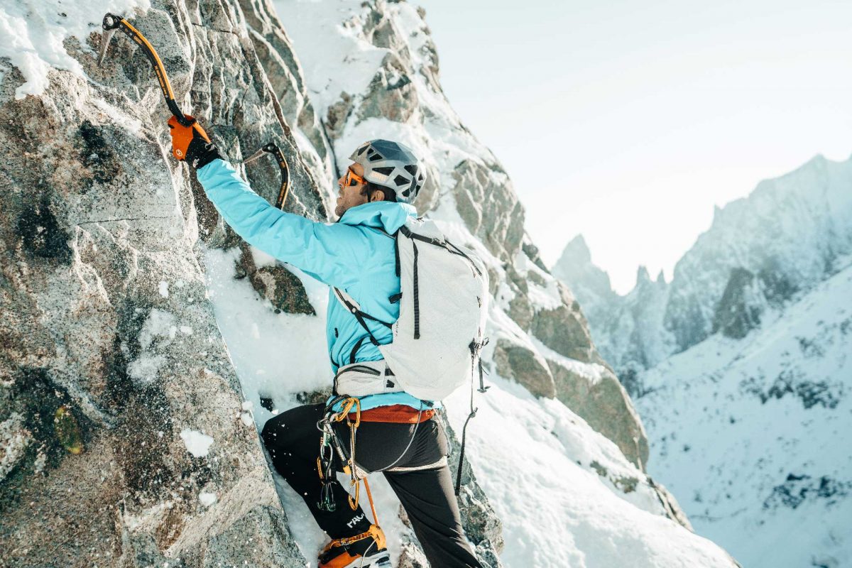 Hervé Barmasse alpiniste portant les lunettes Julbo Shield M