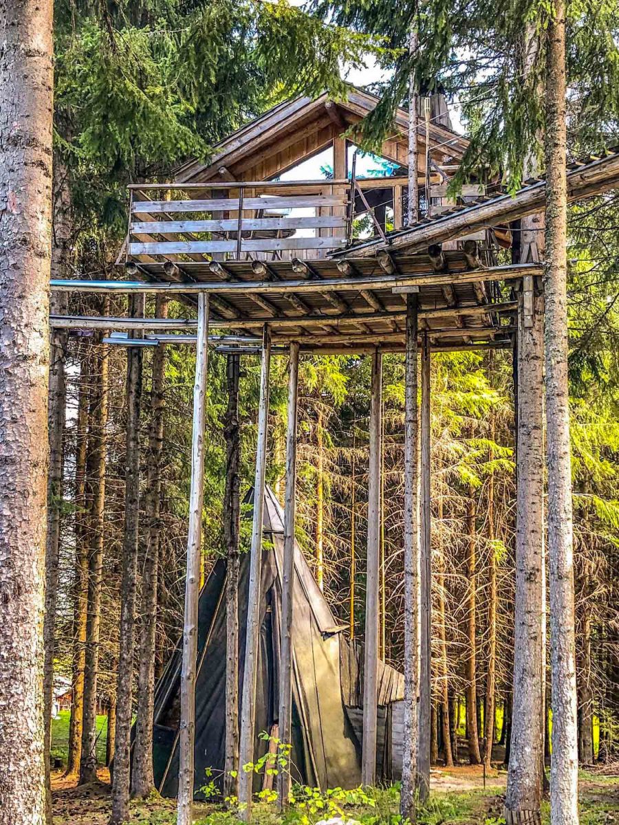 Cabane dans les arbres Les Ecotagnes