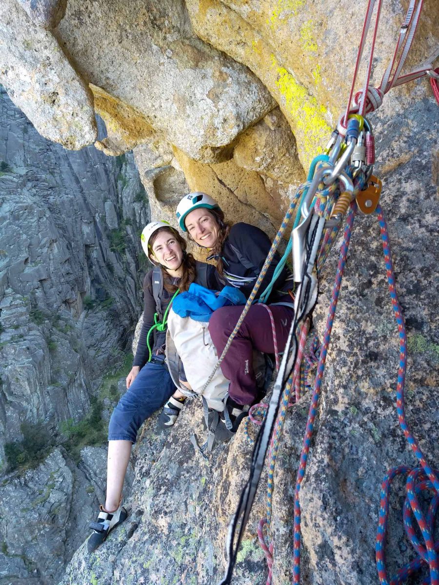 Les accordées : groupe de femmes alpiniste ouvrant une grande voie en Corse