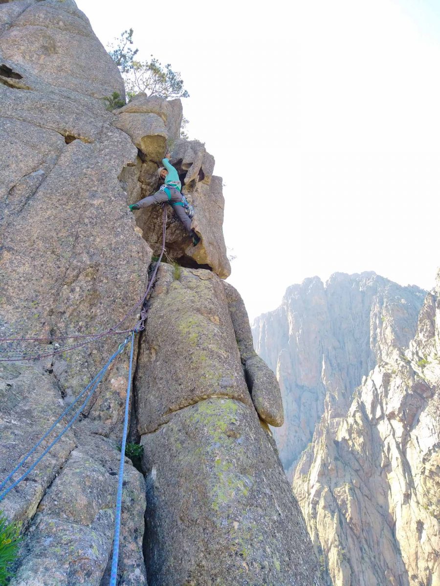 Les accordées : groupe de femmes alpiniste ouvrant une grande voie en Corse