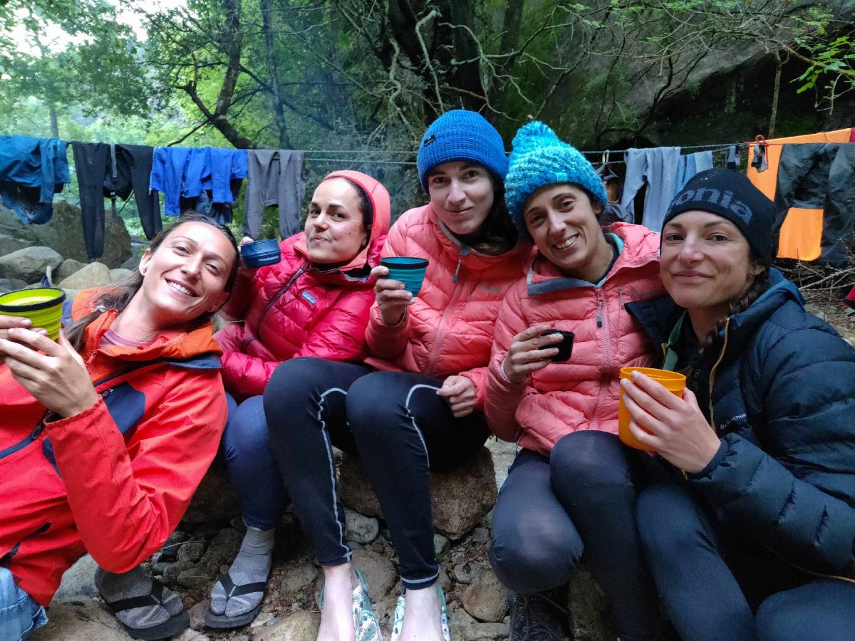 Les accordées : groupe de femmes alpiniste ouvrant une grande voie en Corse
