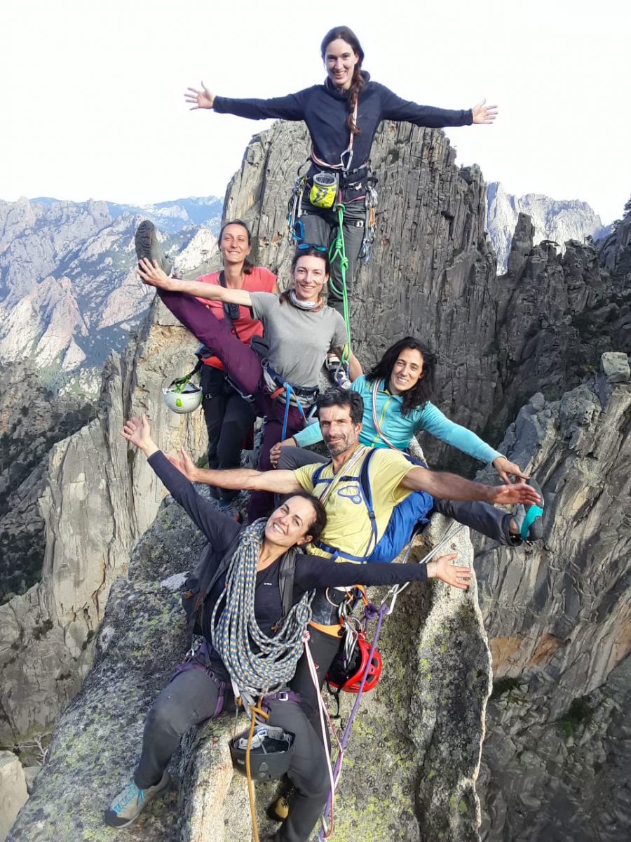 Les accordées : groupe de femmes alpiniste ouvrant une grande voie en Corse