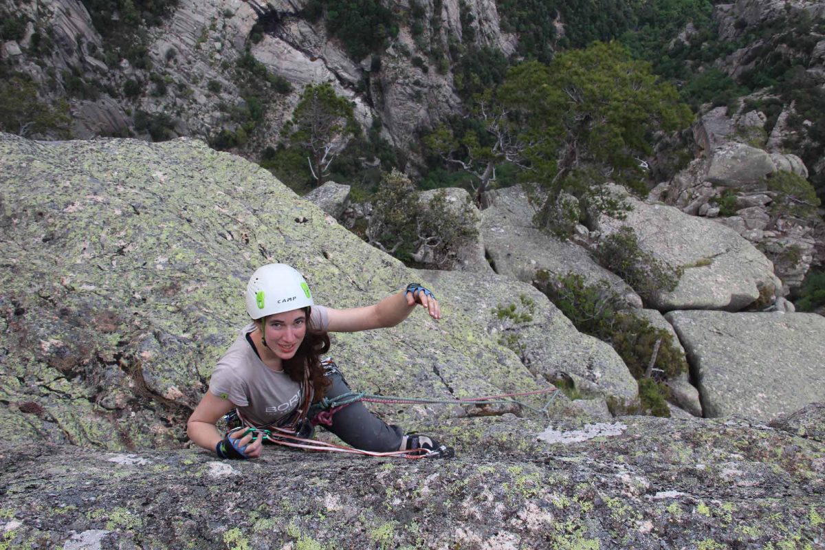 Les accordées : groupe de femmes alpiniste ouvrant une grande voie en Corse