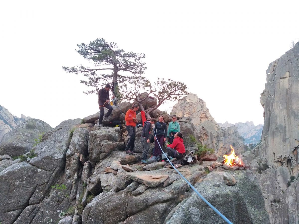 Les accordées : groupe de femmes alpiniste ouvrant une grande voie en Corse
