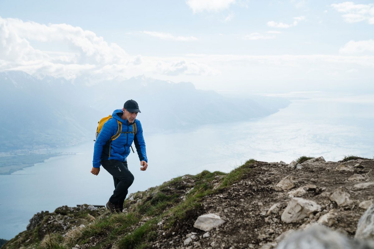 Mike Horn dans les montagnes Suisses avec vue lac en contrebas